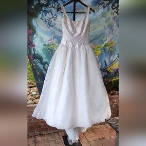 House of  Bianchi Wedding Dress. Size 8 needs cleaned